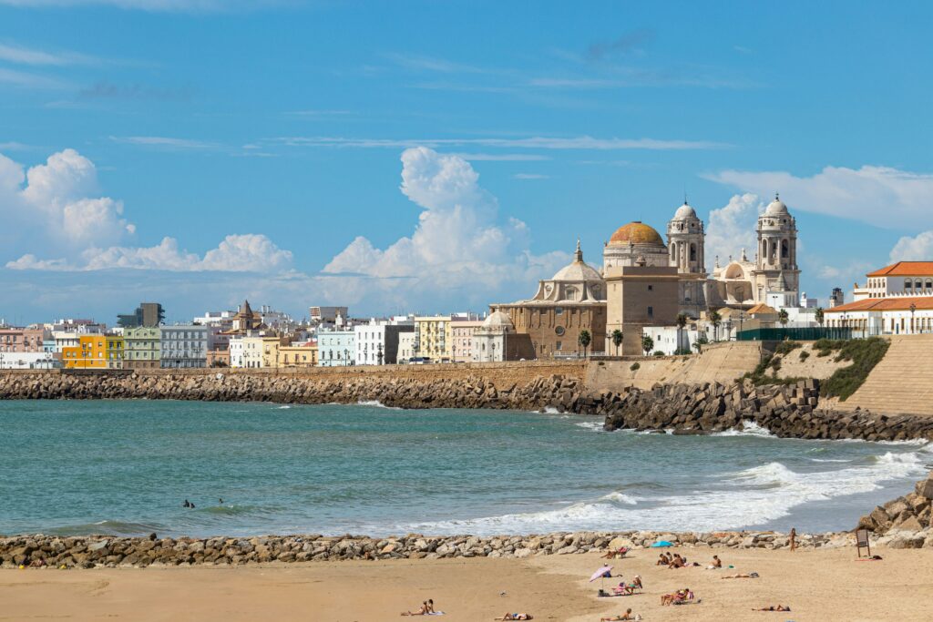 cadiz-jordi-vich Impacto del Día Internacional del Turismo y su crisis actual en la comunidad local.